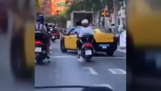 Un taxista embiste a una moto con dos ocupantes en Barcelona tras un pique de tráfico