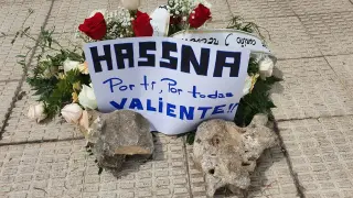 Flores en recuerdo de Hazna colocadas este jueves junto al Hospital de Barbastro, en cuya cafetería trabajaba.