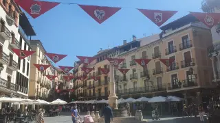 Una veintena de pañuelos, uno por cada peña, decoran la plaza del Torico desde este viernes.