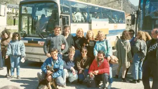 Uno de los autobuses que llegó, cargado de mujeres, a San Juan de Plan en 1985.