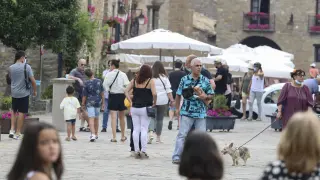 Turistas en la plaza Mayor de Aínsa este sábado.