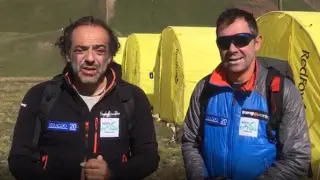 Carlos Pauner y Raúl Martínez, ayer, antes de partir hacia el campo base avanzado del pico Lenin.
