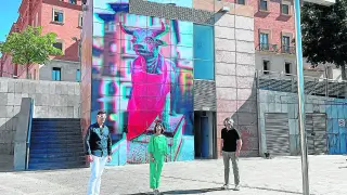 Domingo, Buj y Blesa, con gafas especiales para ver en 3D la foto gigante del Torico.