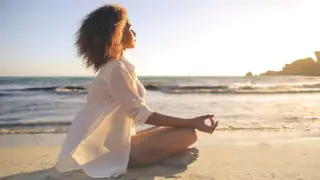 El yoga en la playa puede ayudar a la relajación si se elige el momento idóneo.
