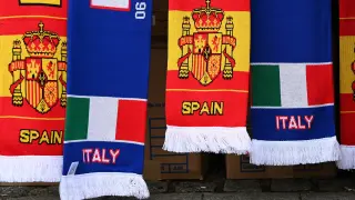Bufandas de España e Italia en las inmediaciones del estadio de Wembley
