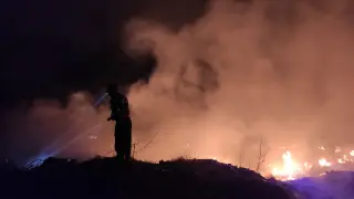 Los bomberos, durante su intervención en la escombrera de Calanda.