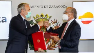 El alcalde, Jorge Azcón, y el presidente de la Fundación Repsol, Antonio Brufau, en la firma del acuerdo.