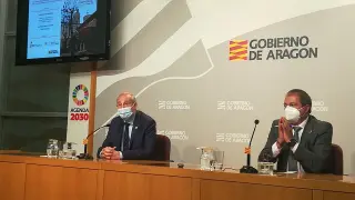 Luis Ángel Monge, presidente del Tribunal de Defensa de la Competencia de Aragón, junto a Luis Lanaspa, director general de Economía de la DGA, en la sala de prensa del Pignatelli.