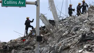 Labores de recuperación de cadáveres del edificio derrumbado en Miami