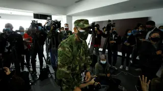 Rueda de prensa con presencia militar en Colombia para explicar las investigaciones en torno al asesinato del presidente de Haití.