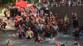 Emoción, espectáculo y calor en el Triatlón de Zaragoza