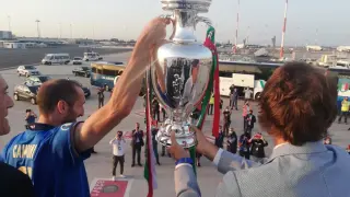 El capitán de la selección italiana Giorgio Chiellini y el entrenador Roberto Mancini sostienen la copa de campeones de Europa a su llegada a Roma.