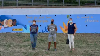 El mural y el artista autor del graffiti Pablo Zárate con una compañera que hizo dinámicas con los chavales y la concejal de Juventud, Pilar Abad.