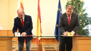 El presidente de Correos, Juan Manuel Serrano y el presidente del Gobierno de Aragón, Javier Lambán, firman el convenio de colaboración.