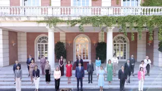 Foto de familia de todos los ministros en la escalinata del Palacio de la Moncloa