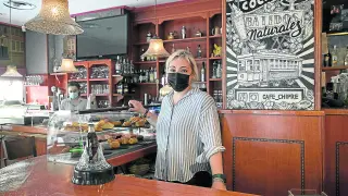 Isabel Lacerda, este martes detrás de la barra del local que regenta, el bar Chipre.