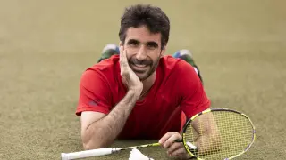 Pablo Abián, sonriente con su inseparable raqueta de bádminton en Madrid, donde entrena desde hace 18 años.