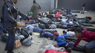 La policía retiene a varios saqueadores en Johannesburgo, Sudáfrica.