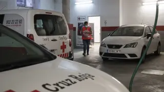 La Unidad de Emergencia Social (UES) de Cruz Roja de Zaragoza en su itinerario nocturno en una noche de verano.