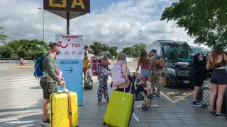 Un grupo de turistas, con sus maletones, nada más aterrizar.