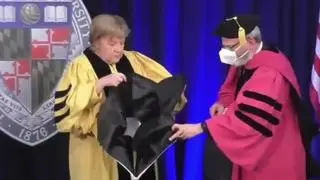 Merkel se hace un lío con la toga al recibir su doctorado honoris causa en la Universidad Johns Hopkins