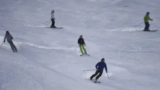 Esquiadores en la estación de Cerler.
