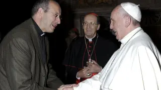 José Antonio Satué saluda al Papa Francisco.