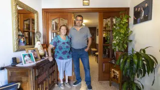 Ángeles Sebastián vive desde hace 53 años en una casa cueva de Juslibol. En la imagen, con su hijo Pablo Sanz.