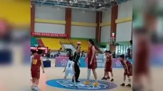 Así juega a baloncesto la niña china que tiene 14 años y mide... ¡2,26 metros!