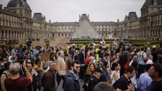 Cientos de manifestantes, en el patio interior del Louvre.