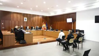El acusado durante la primera sesión del juicio celebrada este lunes en la Audiencia de Zaragoza.