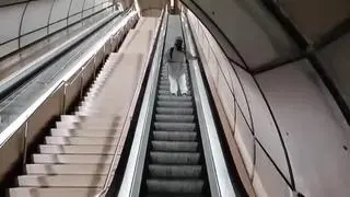 Un vídeo en el que se ve al operario desinfectando el mismo tramo de escaleras mecánicas se hace viral en redes sociales