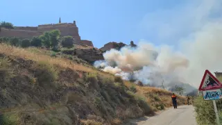 Incendio junto al castillo de Monzón