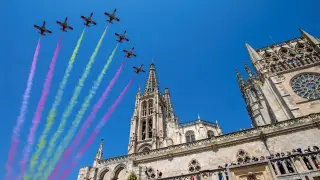 La Patrulla Águila del Ejército del Aire sobrevuela la catedral de Burgos