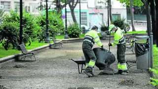 Operarios del servicio de limpieza de Zaragoza, una de las contratas que está caducada