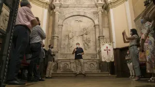 El guía Luis Rodríguez explica datos poco conocidos durante la visita guiada a la iglesia de Nuestra Señora del Portillo. toni Galán