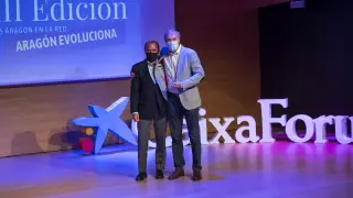 Eliseo Lafuente entregó el premio a Jorge Azcón.