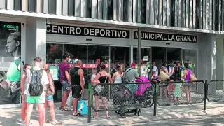 Filas para acceder a las piscinas municipales de La Granja, en Zaragoza.