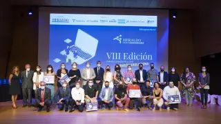 Foto de familia de los galardonados en la VIII edición de los Premios Aragón en la Red.