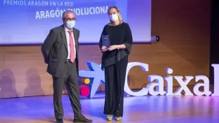 Marta Gastón recibió el premio de la mano de José Andrés Nalda.