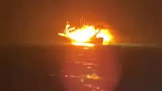 Rescatan a los 11 tripulantes de un pesquero que se incendió en aguas vizcaínas