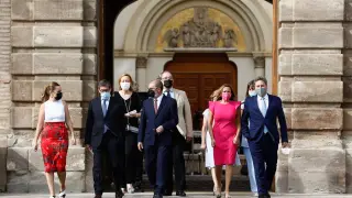 El presidente, Javier Lambán, rodeado de sus consejeros, antes de comparecer en el Pignatelli este viernes para hacer balance de los dos años de mandato.