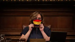 La alcaldesa de Barcelona, Ada Colau, con una mascarilla con la bandera republicana durante el pleno de este viernes.