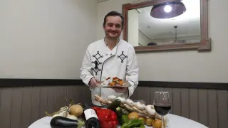 Míchel Velasco, chef y propietario de Casa Juanico, con una fritada aragonesa de verduras que lleva huevo.