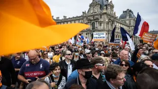 Manifestación en París contra las nuevas medidas impuestas por el Gobierno para frenar la pandemia en Francia.