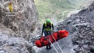 Los especialistas de la Guardia Civil tuvieron que evacuar al fallecido en camilla más de 200 metros por un terreno muy abrupto del pico Tromouse, en Bielsa.