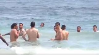 Los jugadores del Real Zaragoza, a primera hora de la tarde de este domingo y antes de comer, se refrescan en el Mar Mediterráneo, en una de las playas de San Pedro del Pinatar.