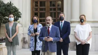 Javier Lambán, presidente de Aragón, flanqueado por parte de su Gobierno