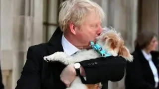 El perro de Boris Johnson acapara la atención en un acto oficial