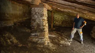 Javier Peiro muestra en una de las parideras centenarias que han conservado su actividad ganadera.